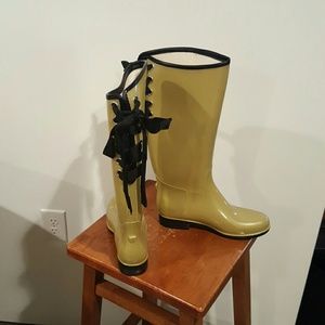 Really cute rain boots never worn